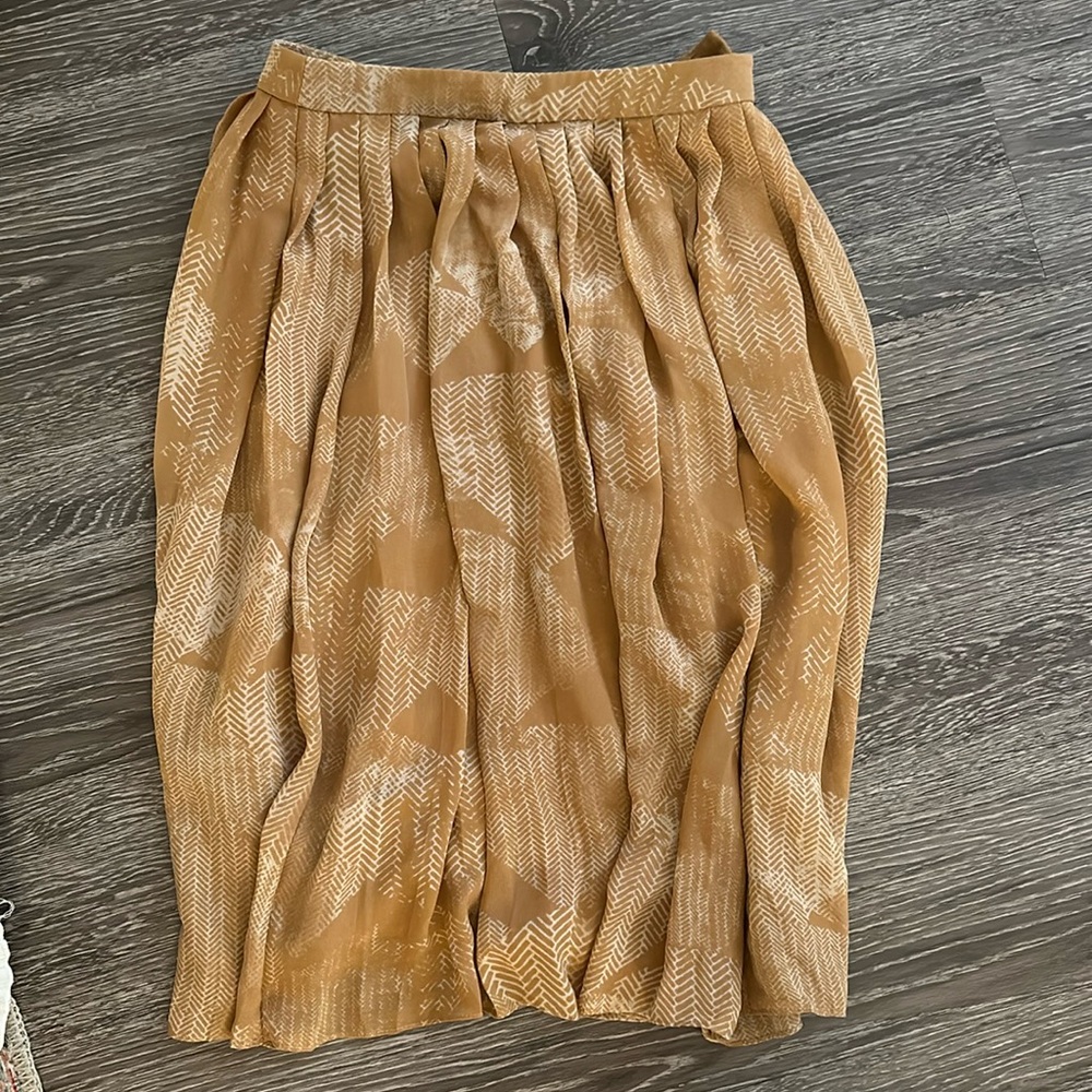 Flowy mid skirt. Brown and white pattern design.